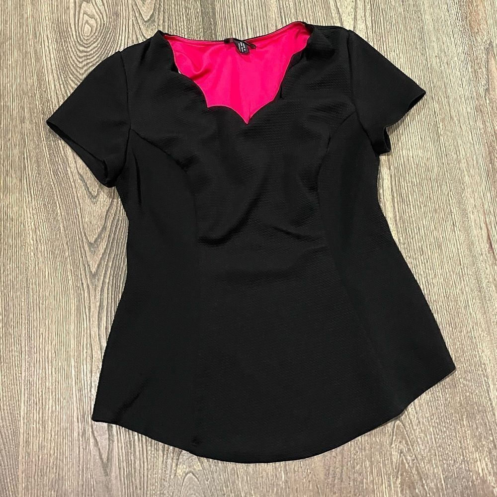 Alyx Short Sleeve Top Blouse Scallop Trim V-Neck Curved Hem Black Pink Size M